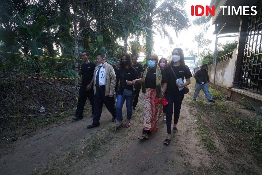 Proses ekshumasi atau pembongkaran makan Nofriansyah Yosua Hutabarat atau Brigadir J untuk keperluan autopsi ulang, Rabu (27/7/2022). (IDN Times/ Deryardli Tiarhendi)