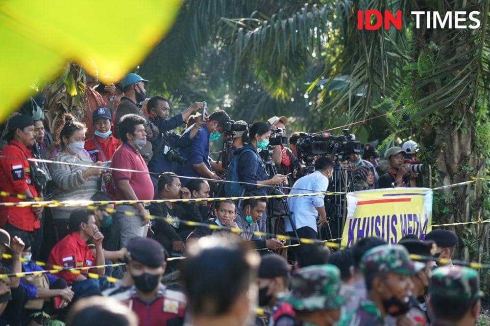 Suasana proses ekshumasi atau pembongkaran makam Nofriansyah Yosua Hutabarat atau Brigadir J untuk keperluan autopsi ulang, Rabu (27/7/2022). (IDN Times/Deryardli Tiarhendi)