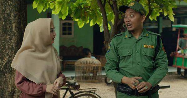 Eddies Adelia berperan sebagai Mpok Kokom ( Dok. Dee Company / Mumun )
