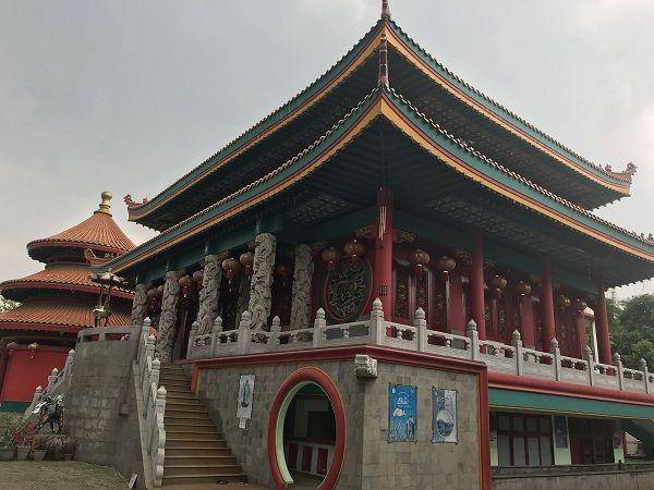 Kelenteng Kong Miao (google.com/maps/Батя в здании)