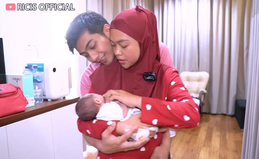10 Potret Ria Ricis Pertama Kali Menyusui Anaknya, Sampai Begadang!