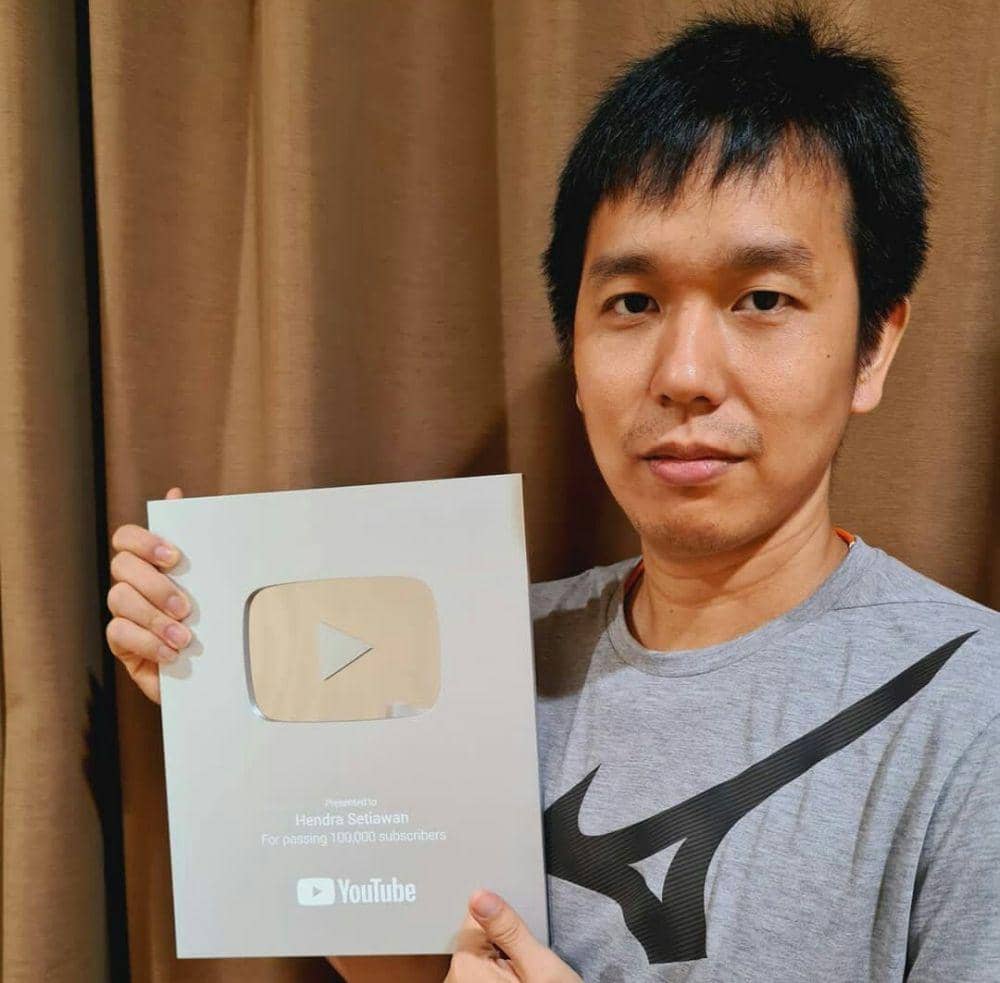 potret Hendra Setiawan dengan Silver Play Button (youtube.com/Hendra Setiawan)