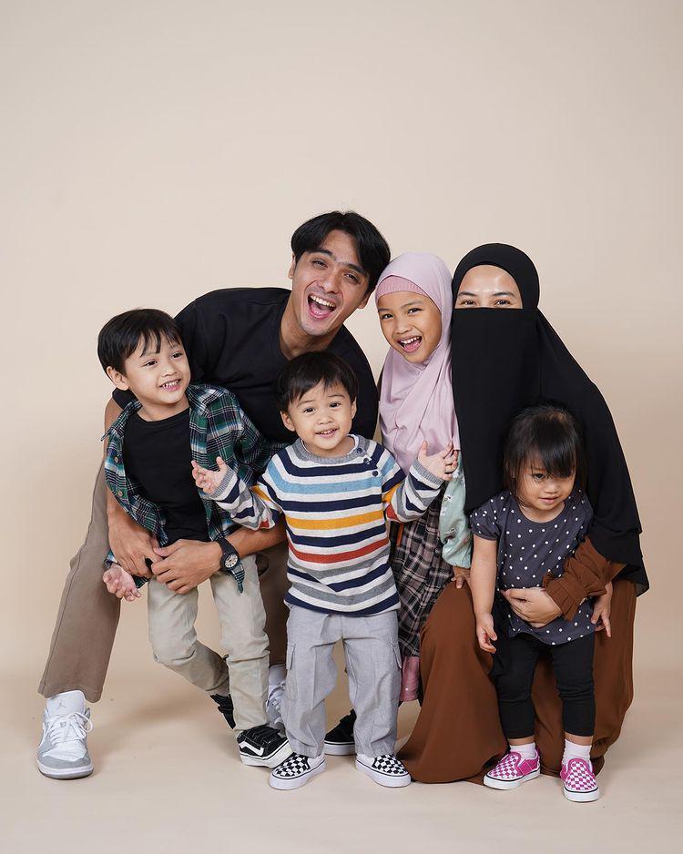 10 Putri Pertama Seleb yang Punya Adik Lebih dari Satu