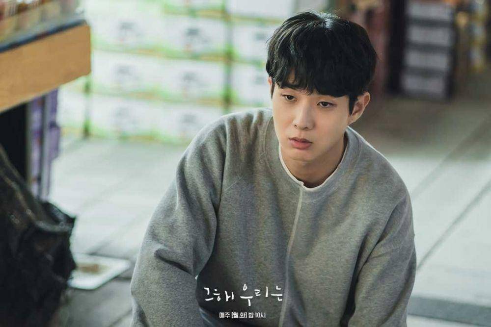 Choi Woo Shik di drama Our Belloved Summer (instagram.com/sbsdrama.official)