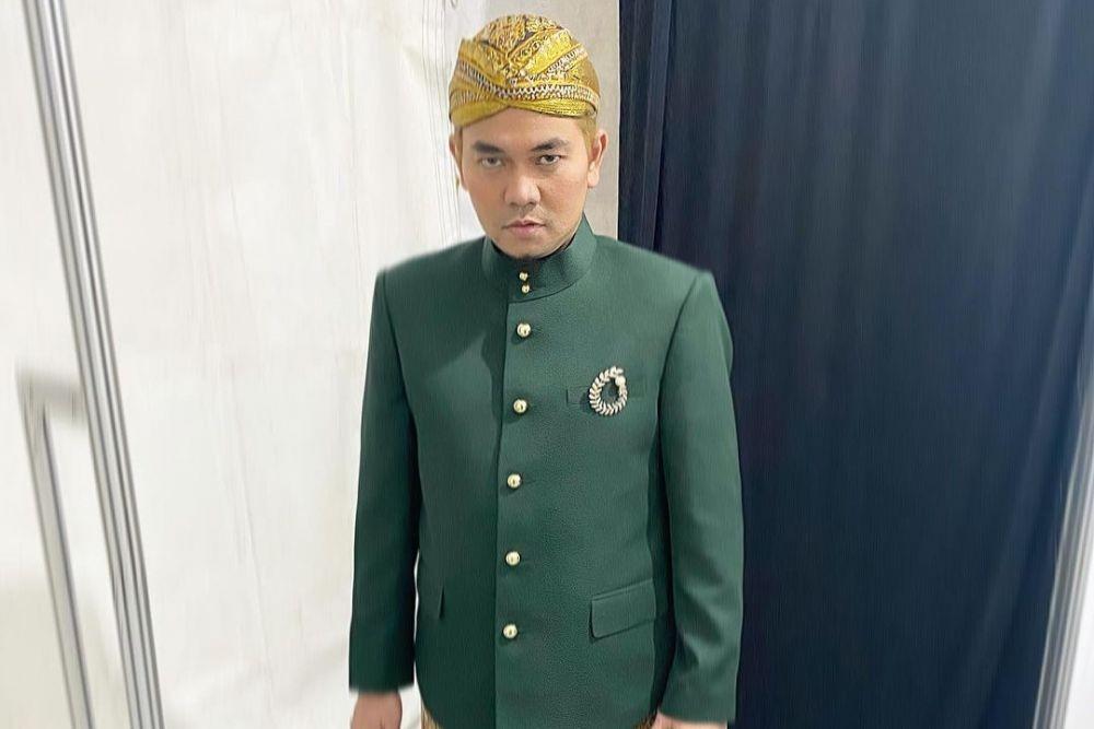 Mirip Choi Money Heist? 10 Foto Indra Bekti Pakai Baju Adat Jawa