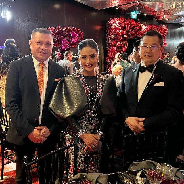 Krisdayanti kondangan. (instagram.com/krisdayantilemos)