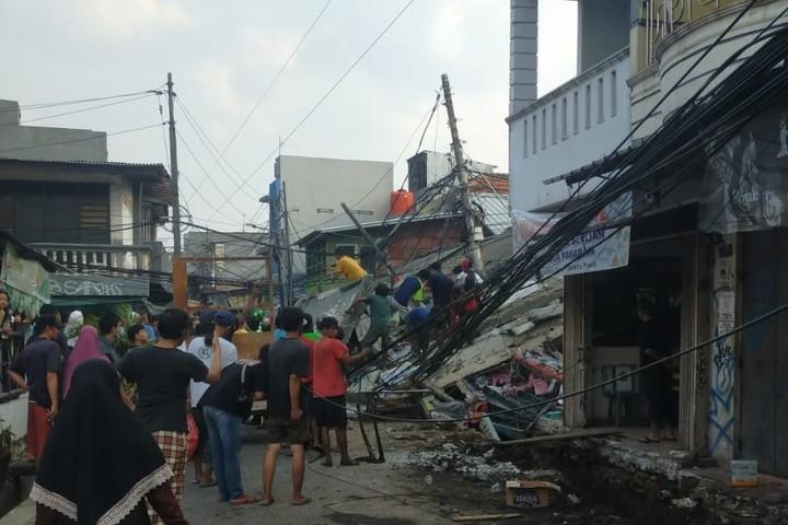 Sebuah Bangunan di Johar Baru Roboh Kamis Sore, Ada Korban Meninggal