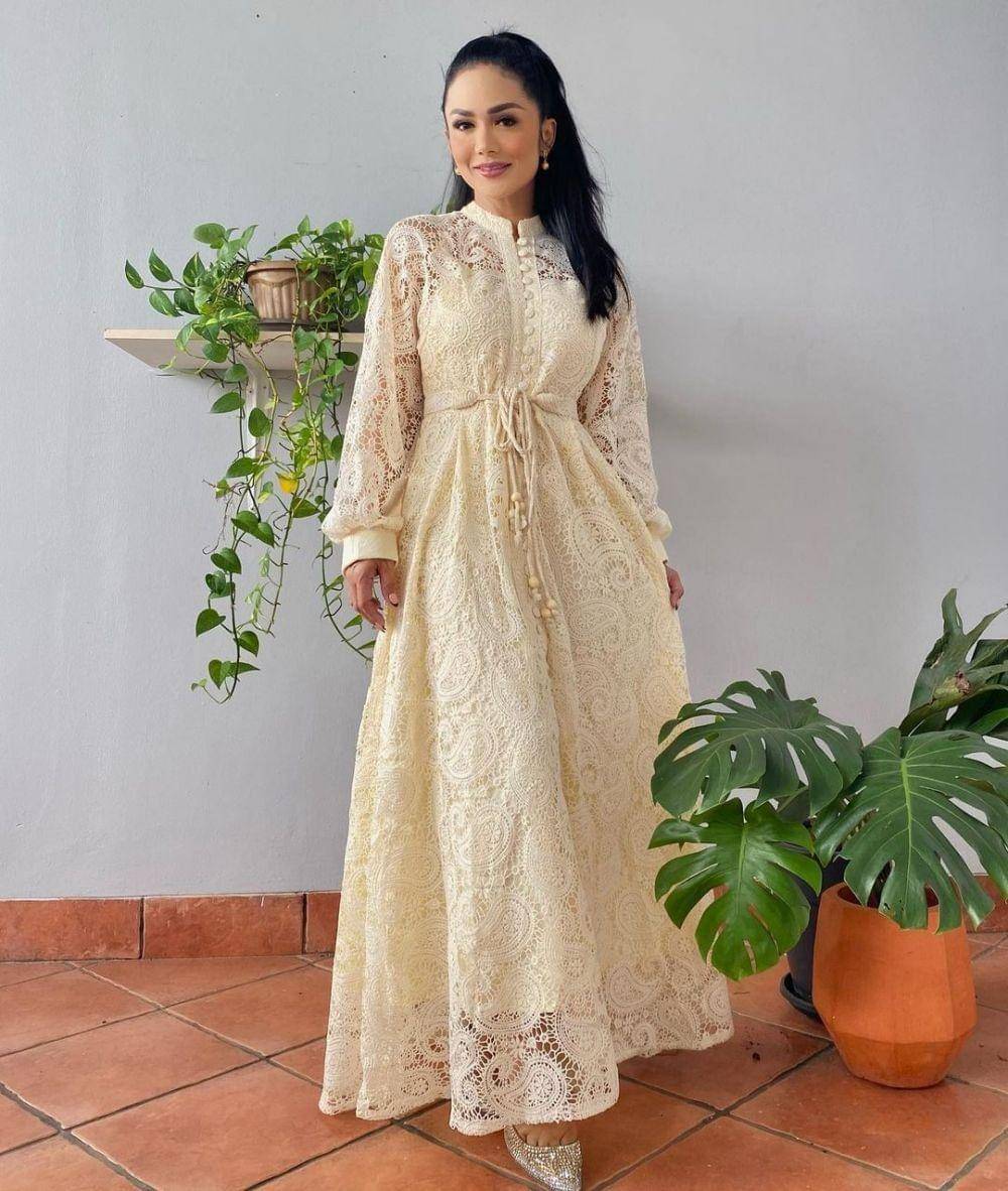 Krisdayanti kondangan. (instagram.com/krisdayantilemos)