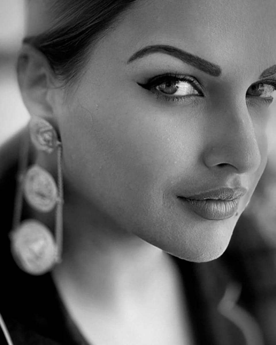 Himanshi Khurana (instagram.com/iamhimanshikhurana)