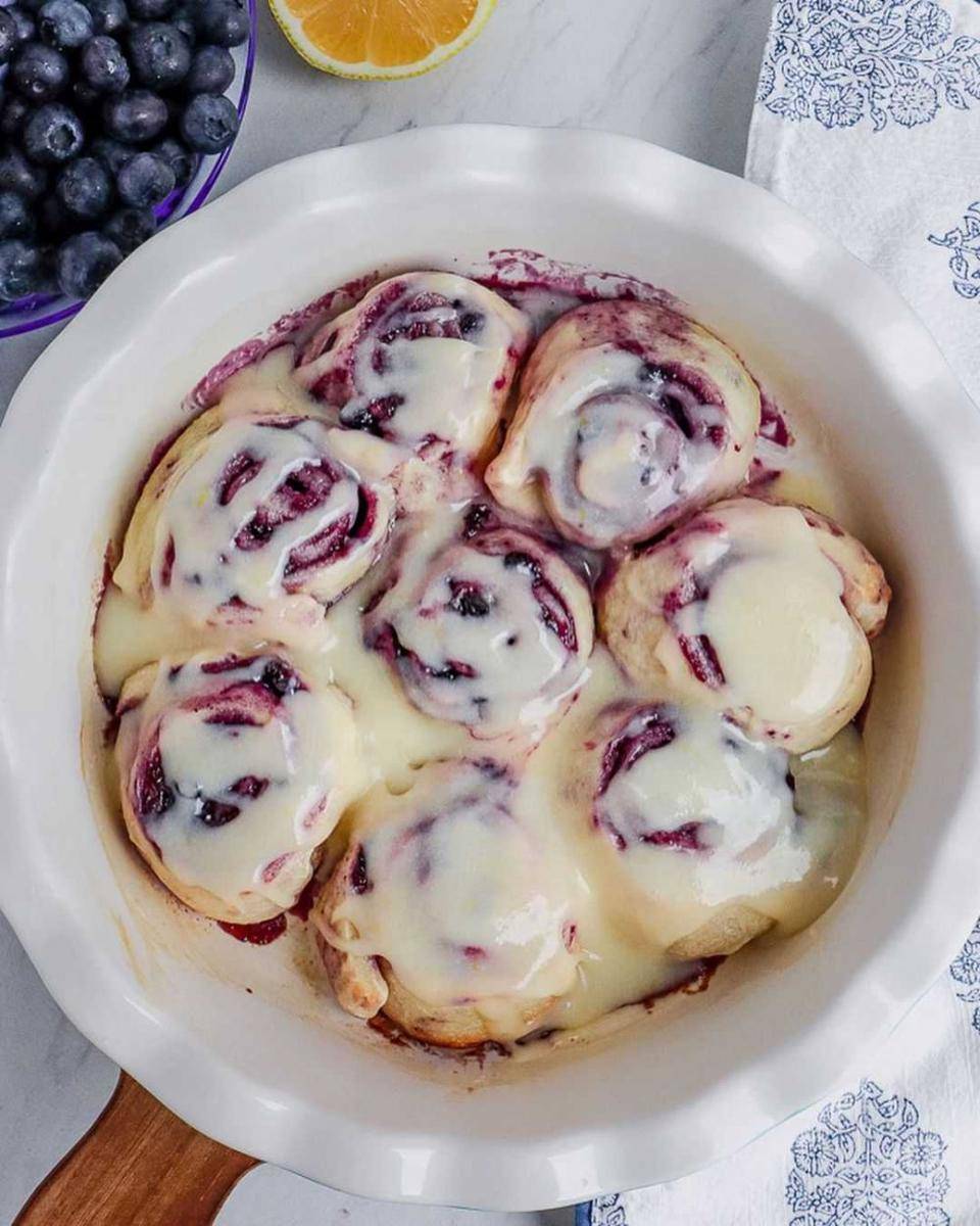 Blueberry rolls (instagram.com/wtfinrecipe)