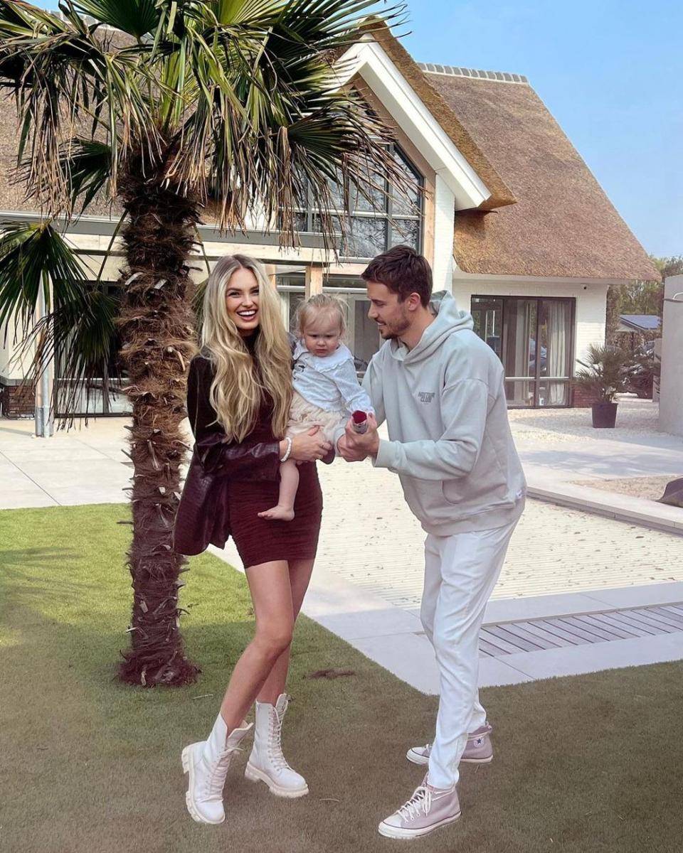 Romee Strijd di perayaan gender reveal anak keduanya. (instagram.com/romeestrijd)