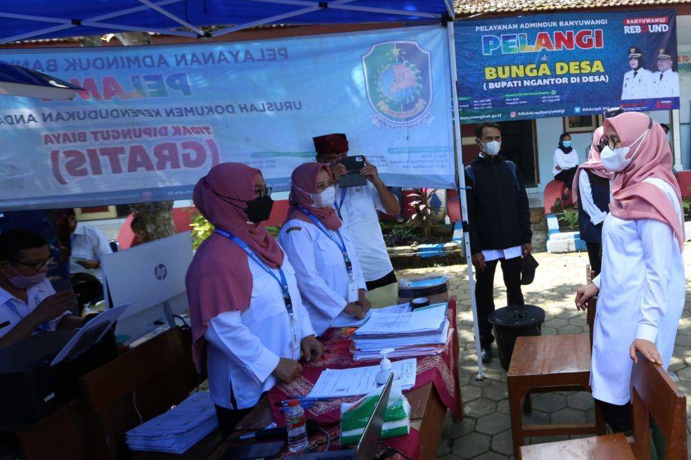 Bupati Banyuwangi Ipuk Fiestiandani saat mengunjungi pelayanan Dispendukcapil di Desa Bunder, Kecamatan Kabat, Rabu (27/7/2022). (Dok. Pemkab Banyuwangi)