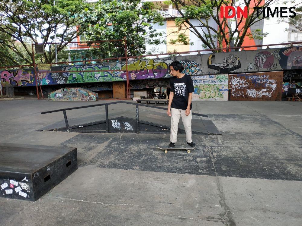 Seorang pemuda sedang bermain skateboard di Skate Park yang berada di bawah Jembatan Layang Pasupati, Kota Bandung. IDN Times/Debbie Sutrisno