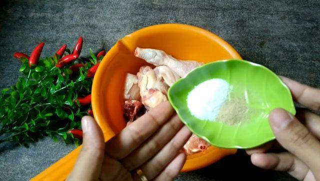 ilustrasi daging ayam dan bumbu untuk membuat resep ayam kecap (youtube.com/Arfiani Yanuar)
