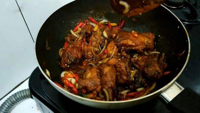 gambar ayam kecap yang siap untuk disajikan (youtube.com/Arfiani Yanuar)