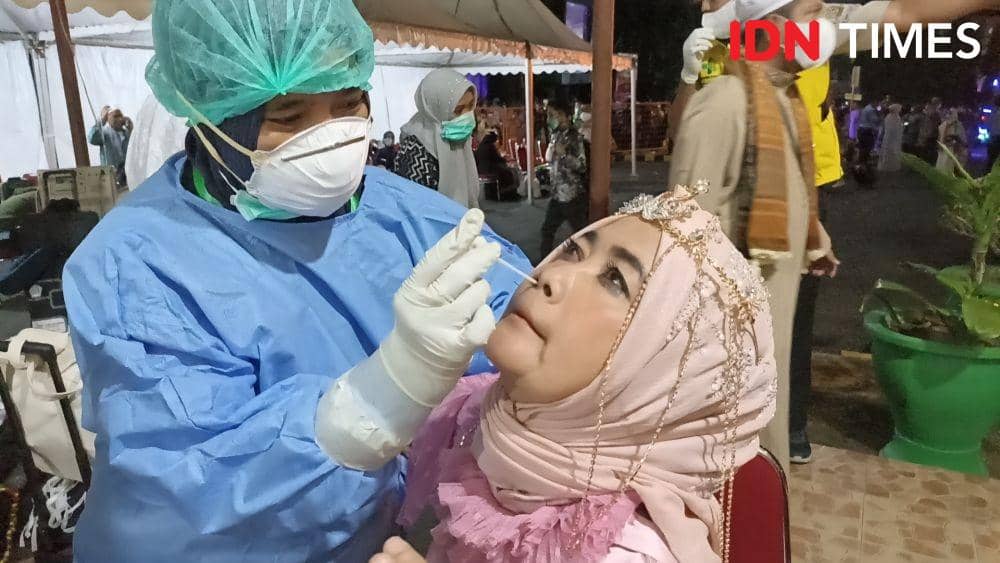 Salah satu maah haji kloter 1 ikuti tes antigen di Asrama Haji Sudiang Makassar, Kamis (28/7/2022). Dahrul Amri/IDN Times Sulsel