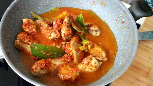 gambar daging ayam yang akan diungkep (youtube.com/Devina Hermawan)