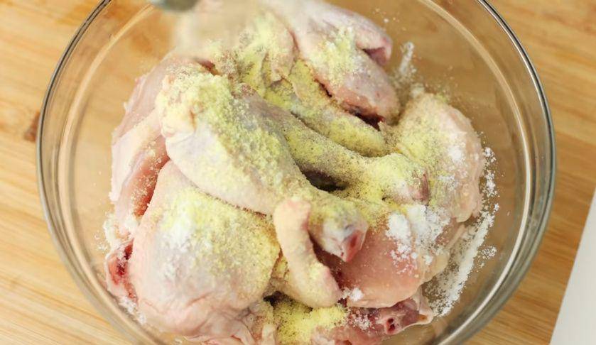 gambar daging ayam yang akan dimarinasi (youtube.com/Devina Hermawan)