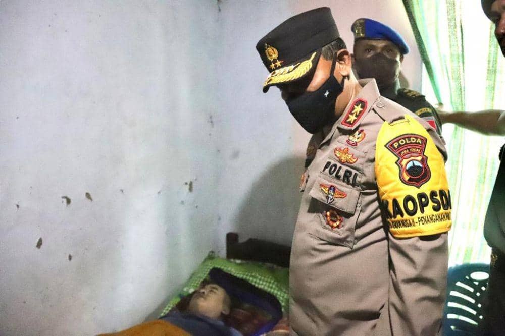 Kapolda Jateng Irjen Pol Ahmad Luthfi ketika melihat kondisi Kopda Muslimin yang sudah meninggal dunia. (Dok Humas Polda Jateng)