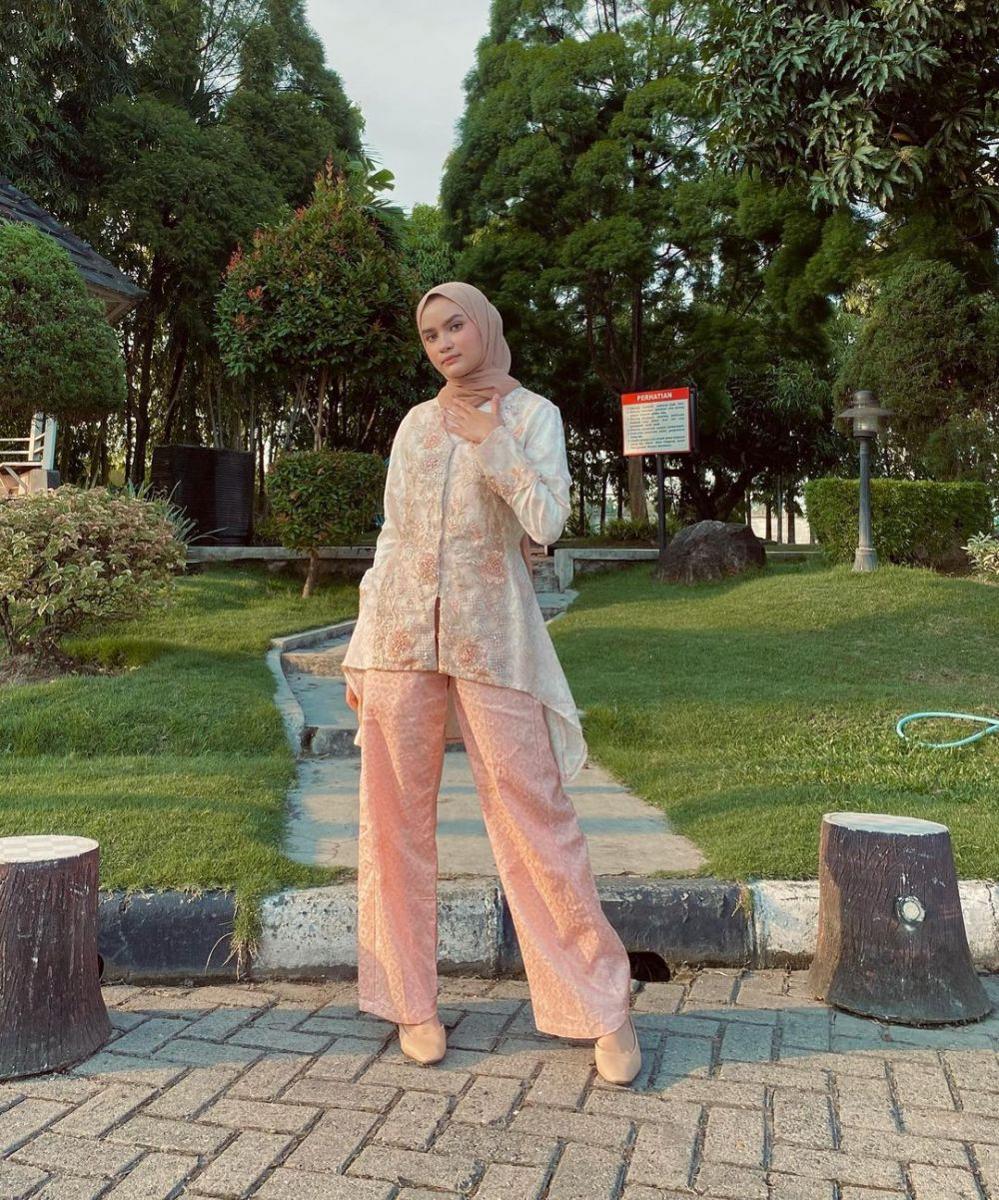inspirasi OOTD kondangan dengan celana (instagram.com/helwabasheel)