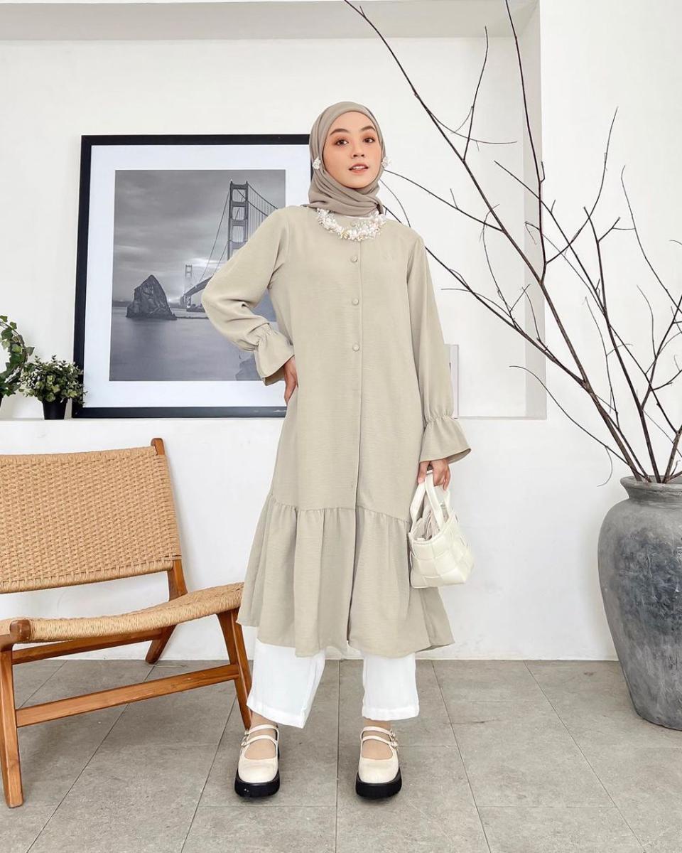 inspirasi OOTD kondangan dengan celana (instagram.com/meiraniap)