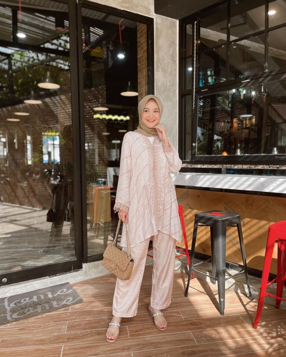 inspirasi OOTD kondangan dengan celana (instagram.com/dsyrhy)