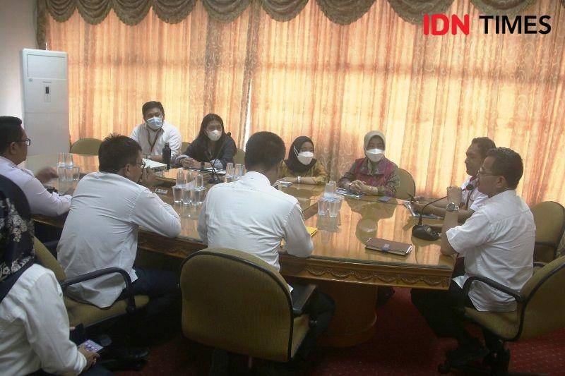 Jajaran Kemenko PMK Melkianus Ebos saat melakukan pertemuan dengan Pj Sekda PPU, Tohar bahas SDM Lokal di IKN (IDN Times/Ervan)