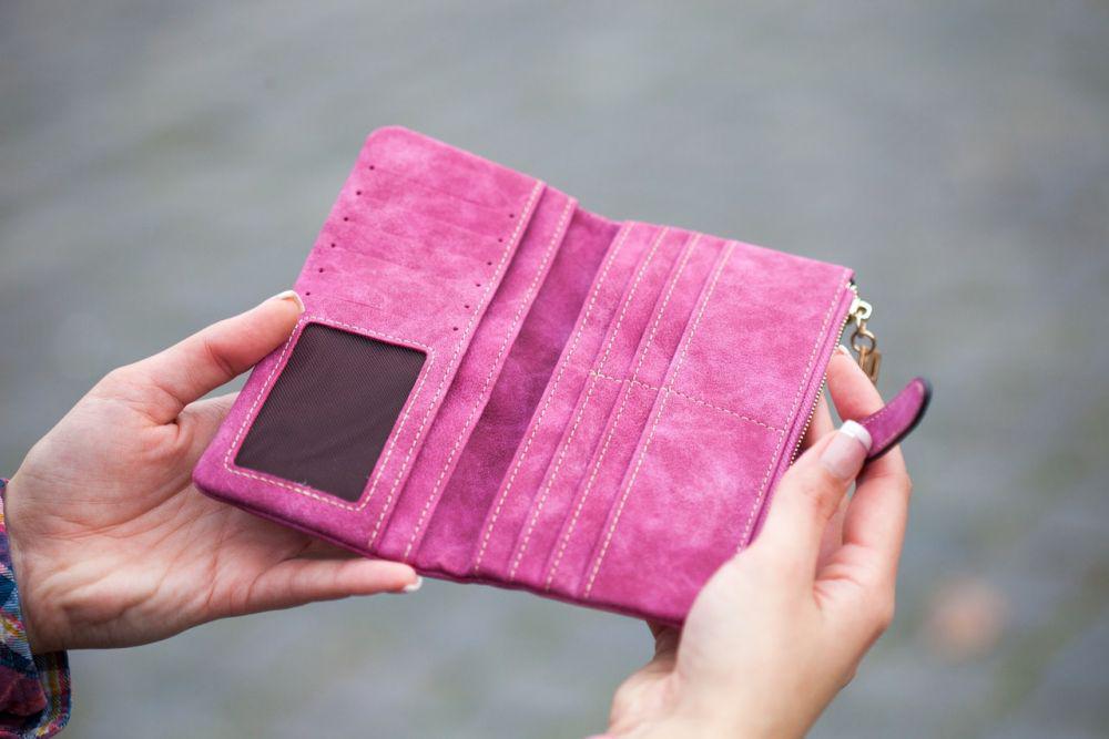 ilustrasi dompet kosong (pexels.com/Robert Bogdan)