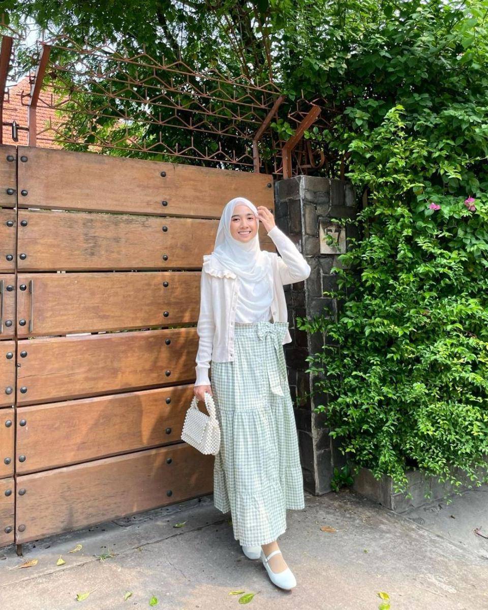 ide padu padan outfit motif gingham ala Richa Etika (instagram.com/richaeu)