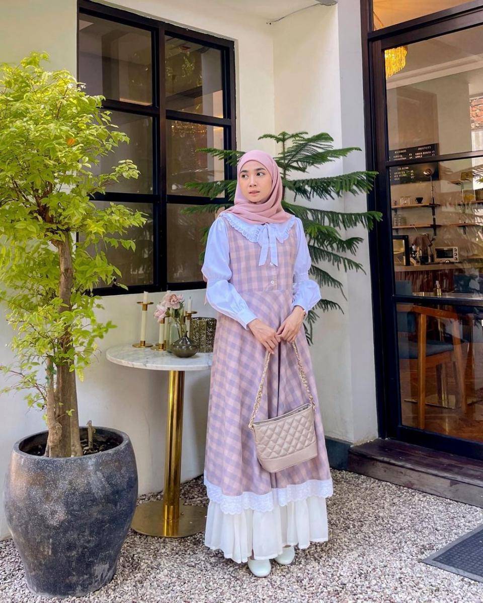 ide padu padan outfit motif gingham ala Richa Etika (instagram.com/richaeu)