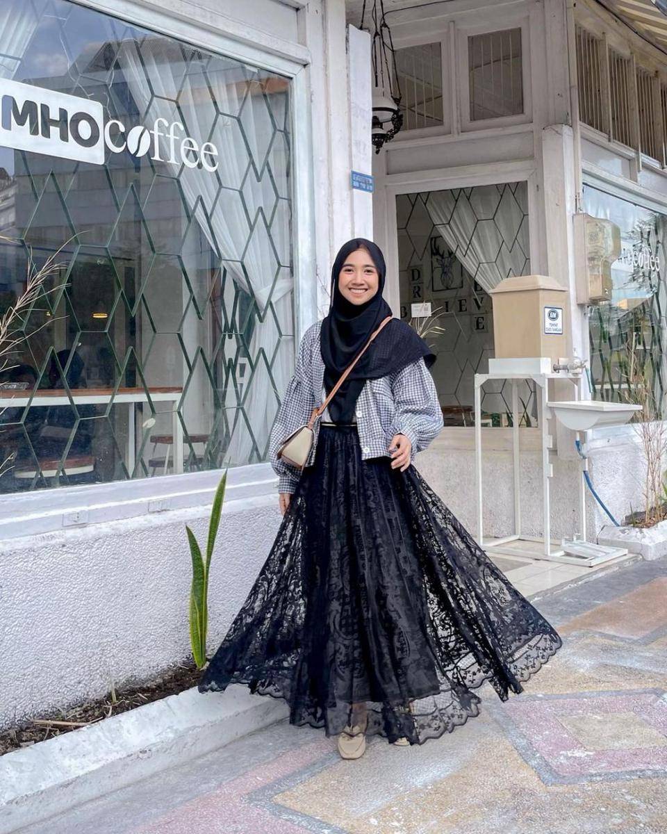 ide padu padan outfit motif gingham ala Richa Etika (instagram.com/richaeu)