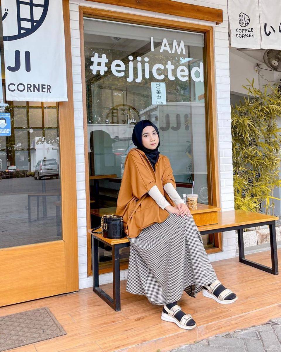 ide padu padan outfit motif gingham ala Richa Etika (instagram.com/richaeu)