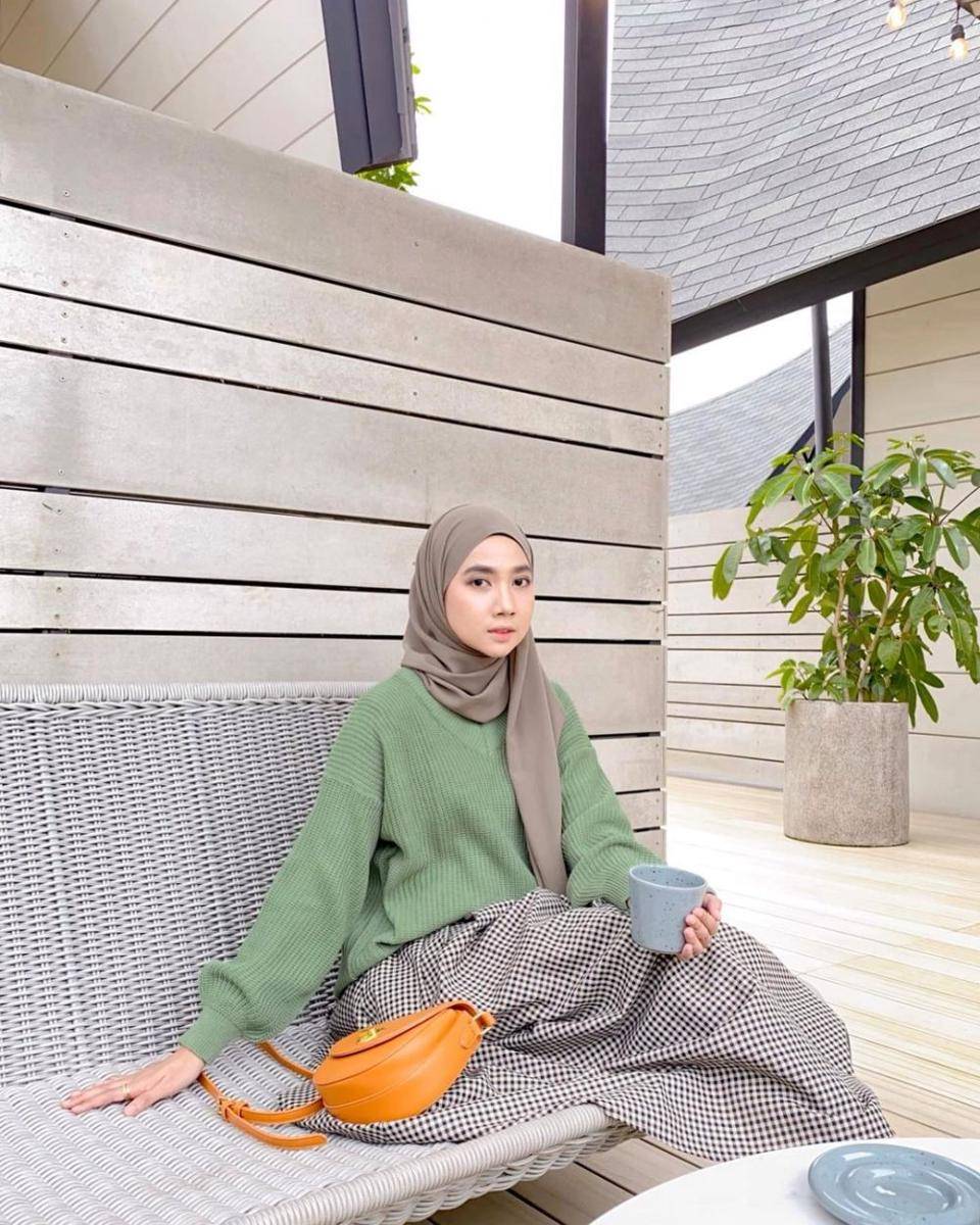 ide padu padan outfit motif gingham ala Richa Etika (instagram.com/richaeu)