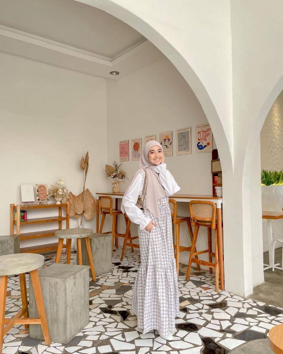 ide padu padan outfit motif gingham ala Richa Etika (instagram.com/richaeu)