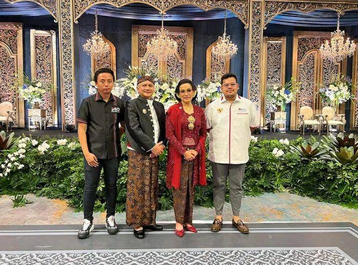 Potret Sri Mulyani diacara pernikahan Lukman dan Windy. Instagram.com/deoentertainment