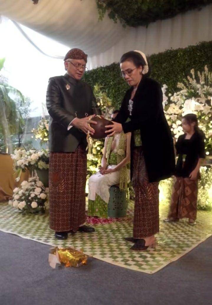 Potret Sri Mulyani diacara siraman Lukman dan Windy. Instagram.com/smindrawati