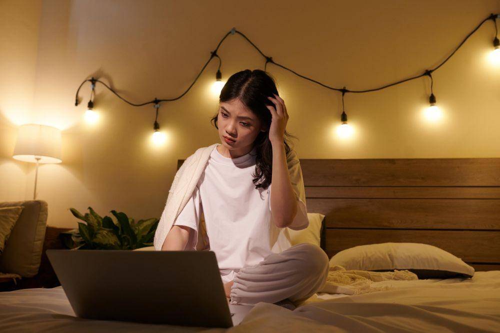 Ilustrasi Gen Z yang sedang mengatur keuangan (Shutterstock/Dragon Images)
