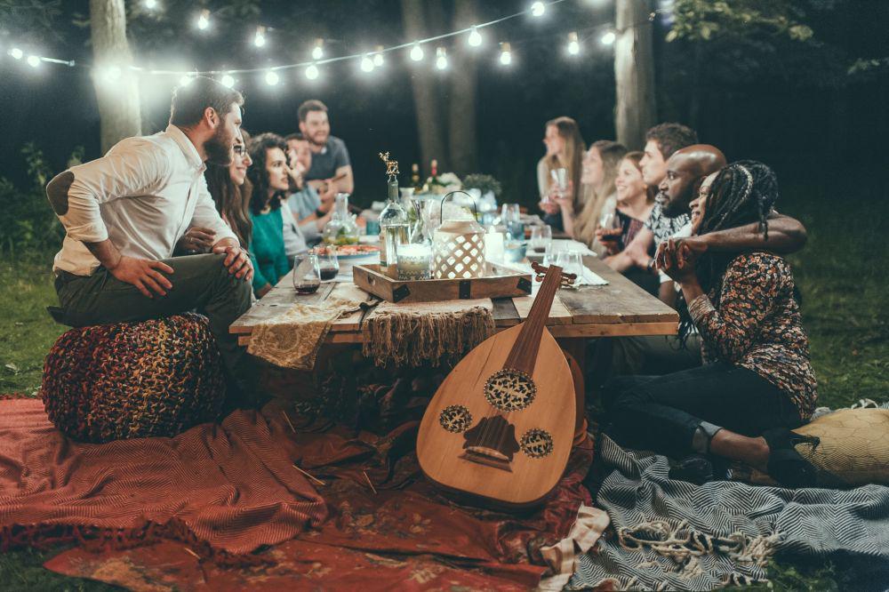 ilustrasi kumpul keluarga besar (unsplash.com/Valiant Made)