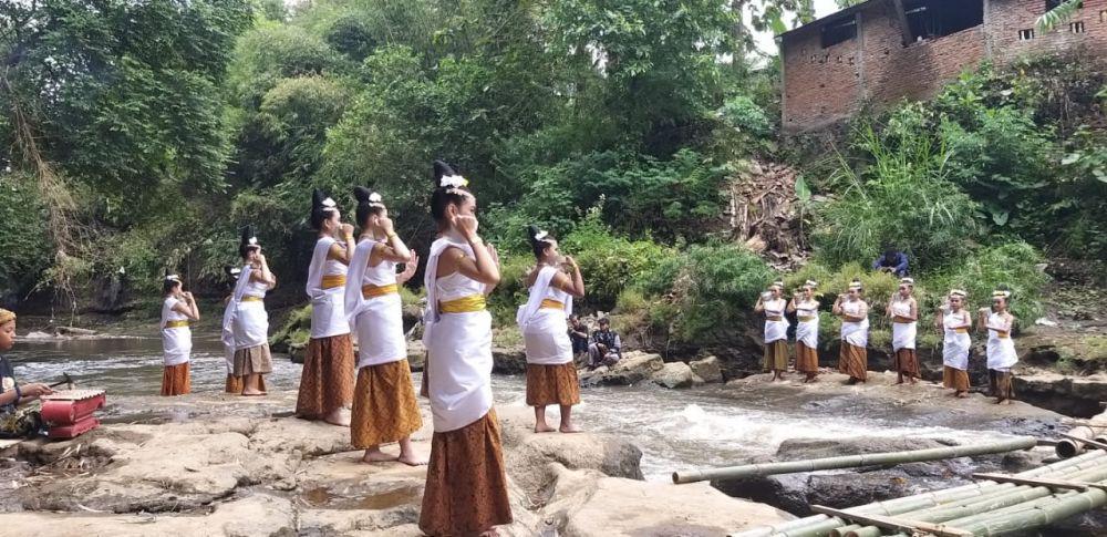 Perdana, Inilah 5 Potret Larung Sesaji Labuh Kali di Kali Brantas