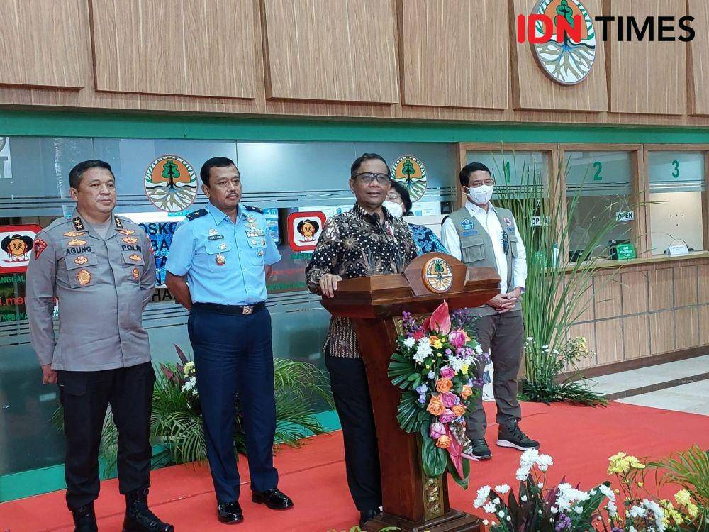 Menko Polhukam Mahfud MD beri keterangan soal rakorsus penanganan kebakaran hutan dan lahan. (IDN Times/Santi Dewi)