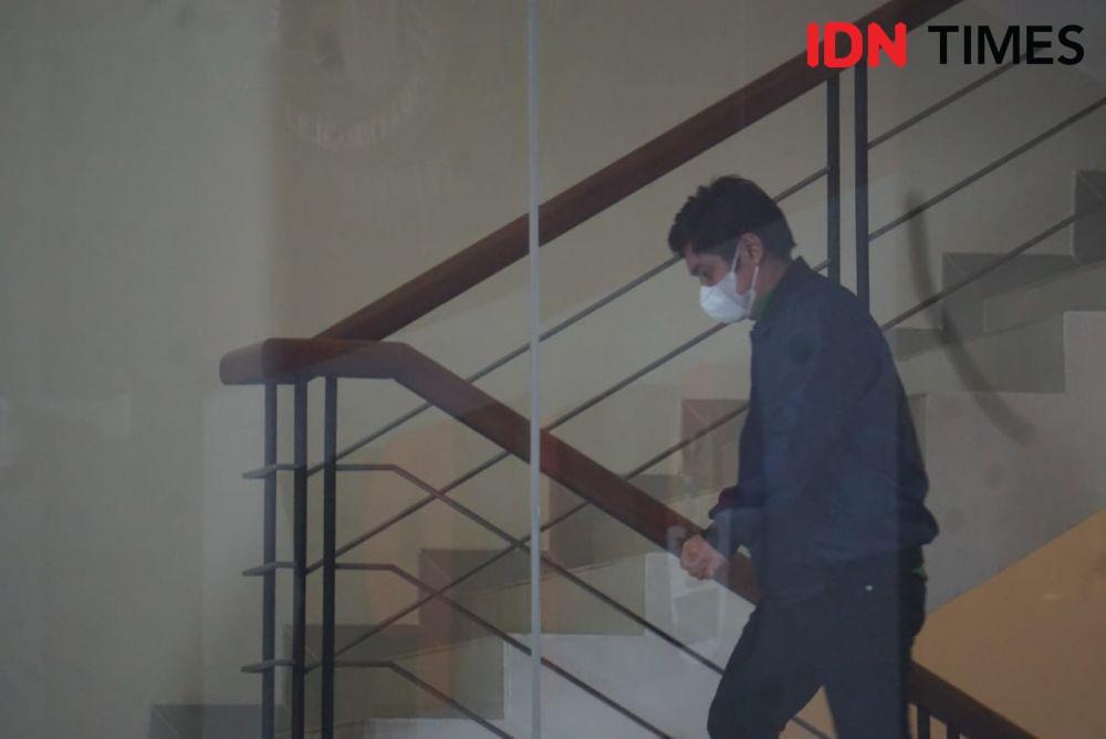 Kader PDIP Mardani Maming Menyerahkan Diri ke KPK (IDN Times/Aryodamar)