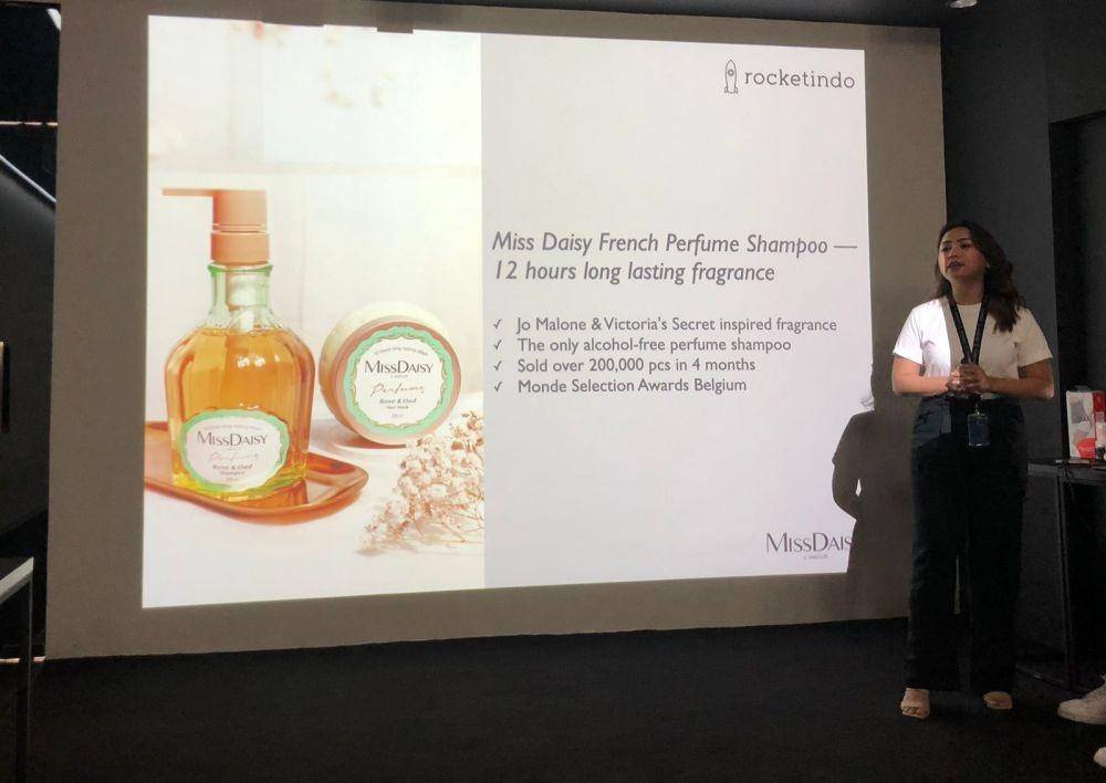 Pihak Miss Daisy sedang memberikan keterangan tentang produkFrench Perfume Shampoo & Hair Mask (Dok.Miss Daisy)