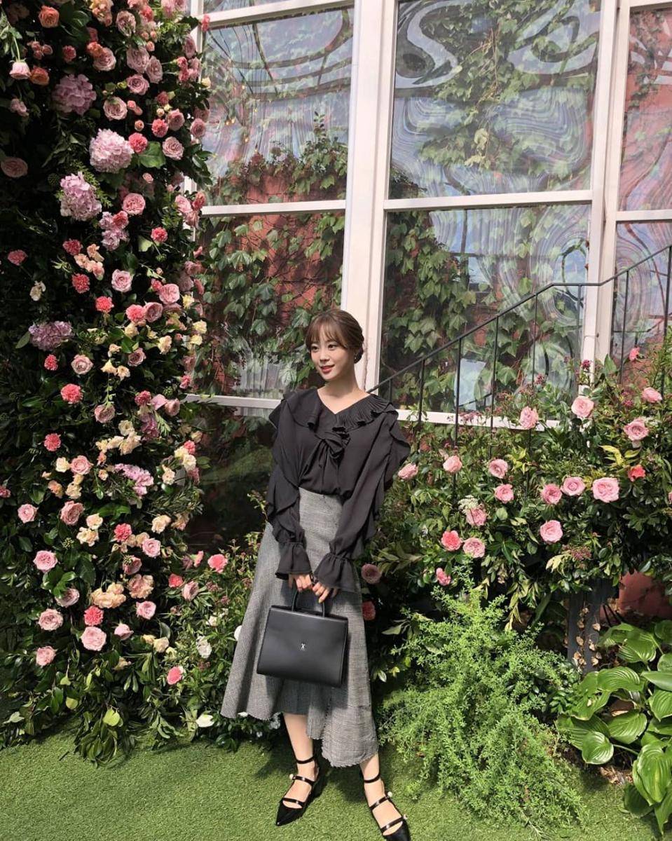 OOTD nuansa hitam ala Heo Young Ji eks KARA (instagram.com/young_g_hur)