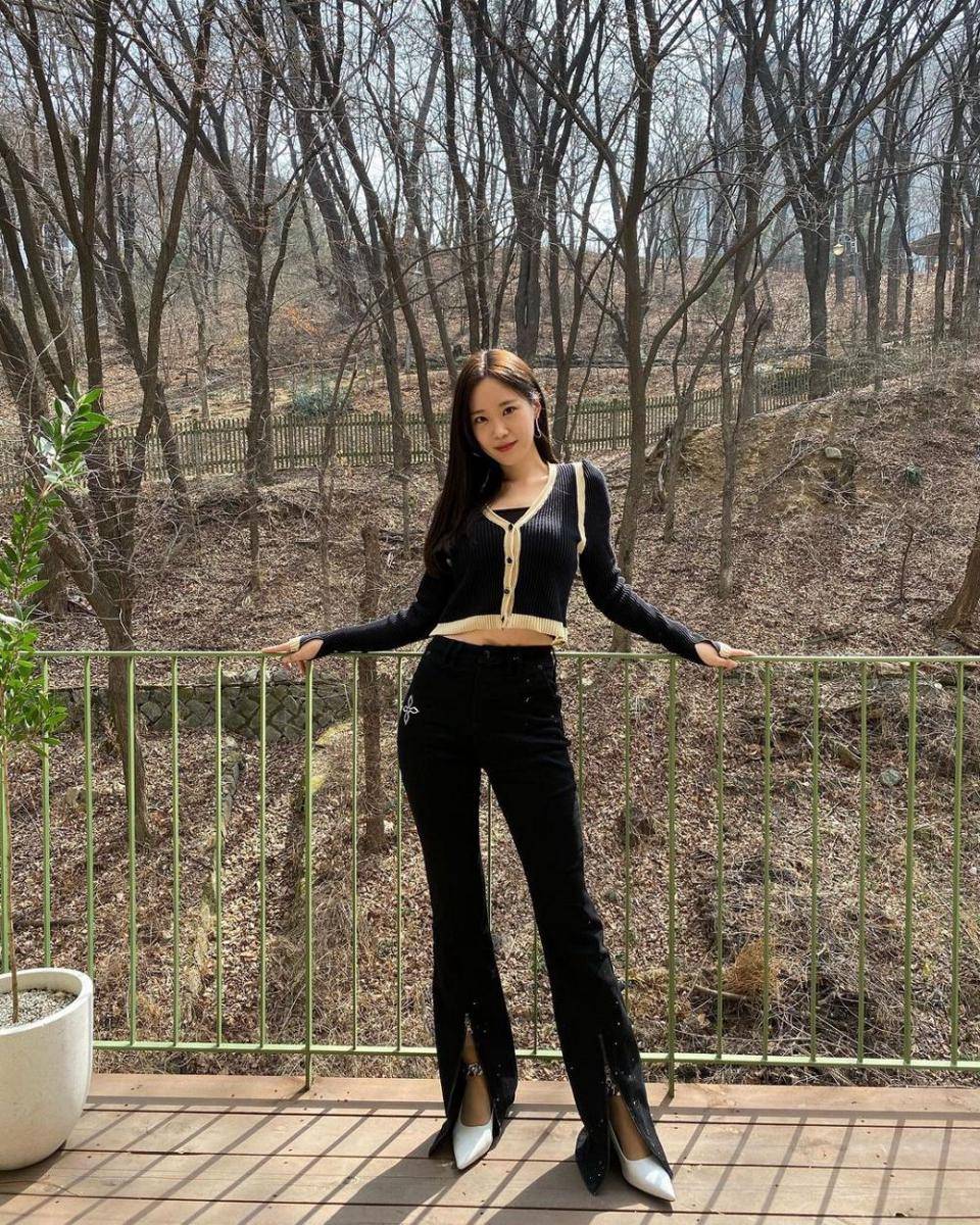 OOTD nuansa hitam ala Heo Young Ji eks KARA (instagram.com/young_g_hur)