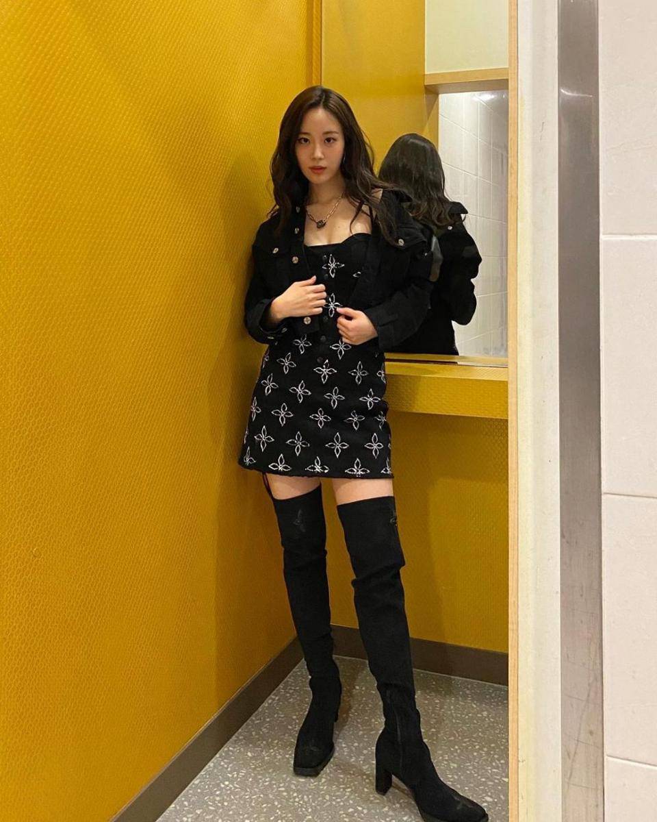 OOTD nuansa hitam ala Heo Young Ji eks KARA (instagram.com/young_g_hur)