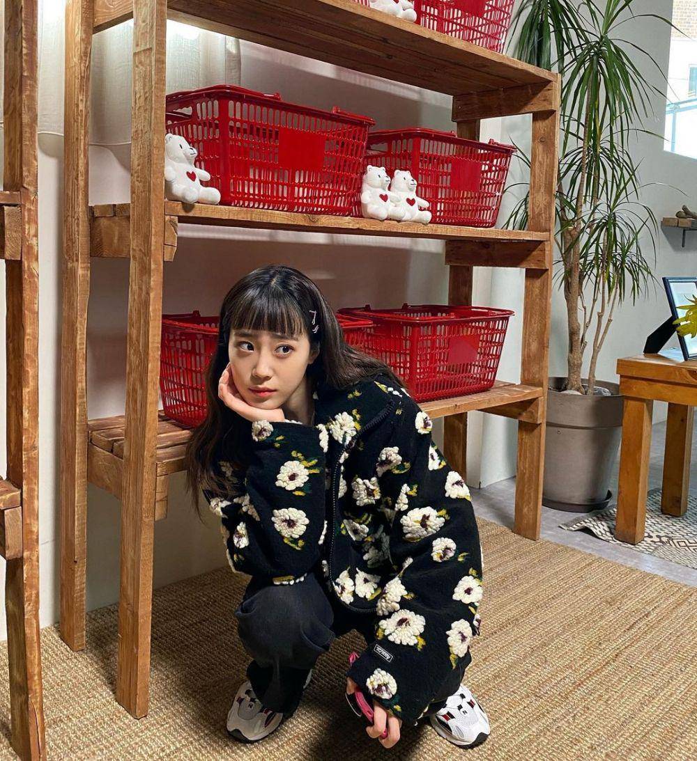 OOTD nuansa hitam ala Heo Young Ji eks KARA (instagram.com/young_g_hur)