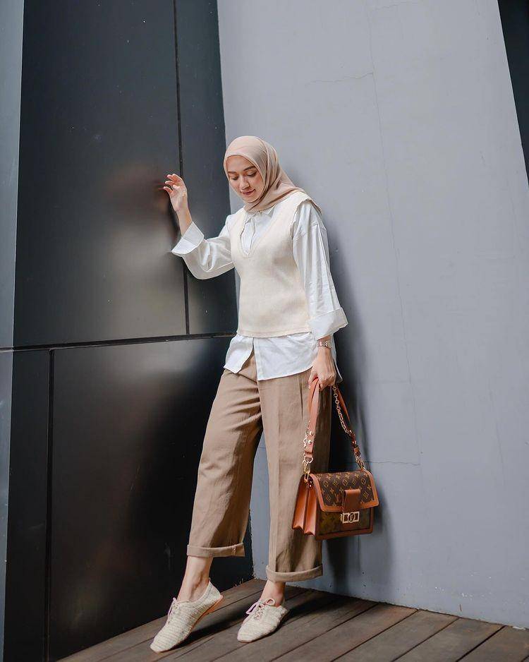 padu padan outer ala Mega Iskanti (instagram.com/megaiskanti)