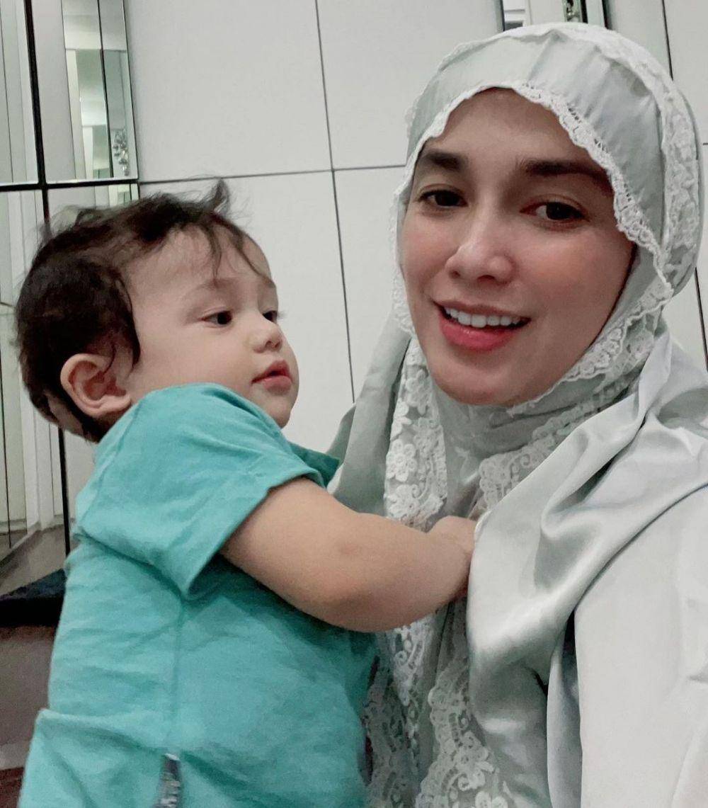 Ussy Sulistiawaty dan buah hati (instagram.com/ussypratama)