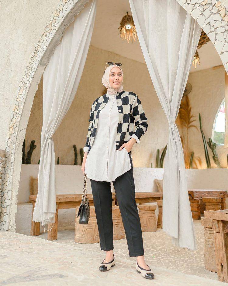 padu padan outer ala Mega Iskanti (instagram.com/megaiskanti)