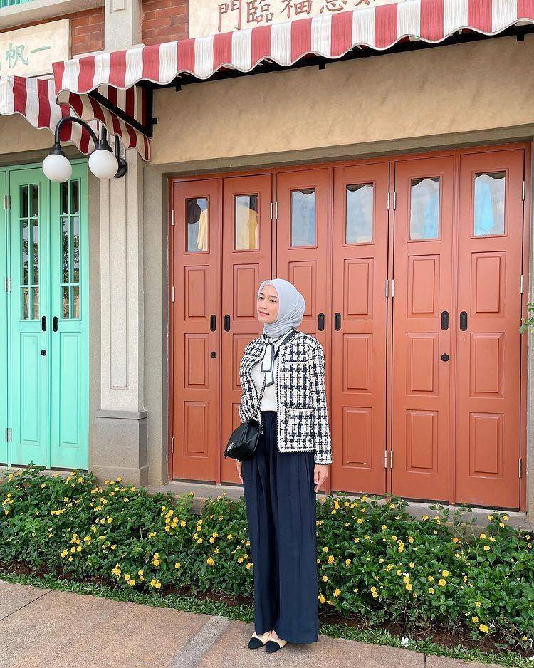 padu padan outer ala Mega Iskanti (instagram.com/megaiskanti)